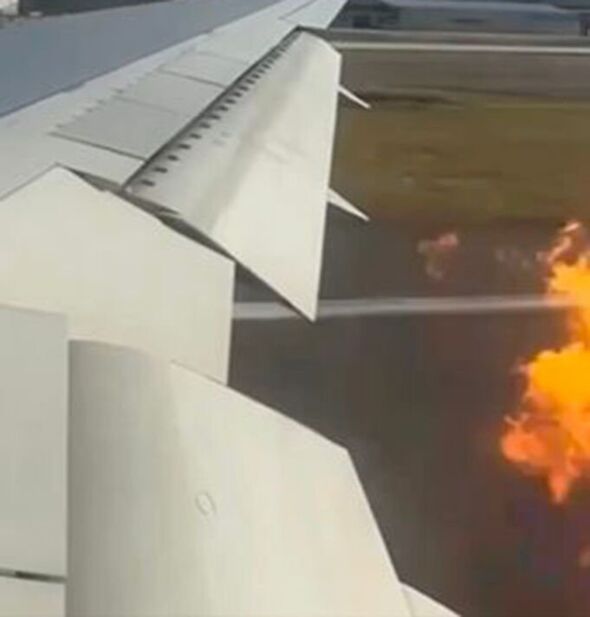 रूस की अज़ूर एयर फ्लाइट में टेकऑफ के दौरान इंजन और टायर में लगी आग, टला भीषण हादसा ,300 से अधिक यात्री थे सवार