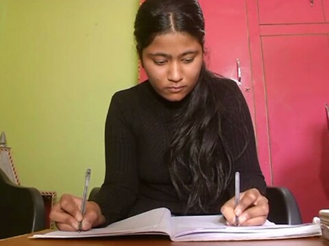 UP News: मेरठ की बेटी तेजस्वी त्यागी एक साथ लिख सकती है दोनों हाथो से अलग-अलग दो भाषा