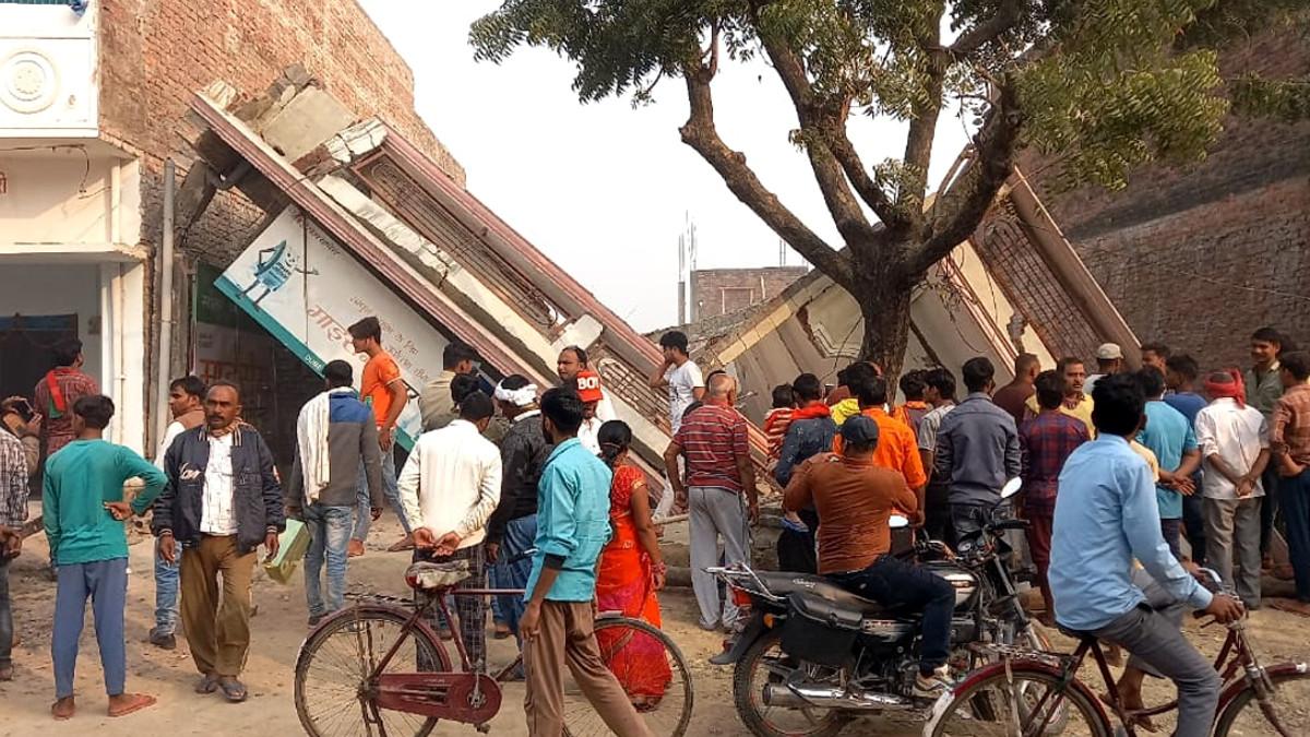 UP news: हरदोई में बेसमेंट की खुदाई के दौरान गिरा दो मंजिला मकान, लाखों रुपए का नुकसान, हादसे में बाल-बाल बचे लोग