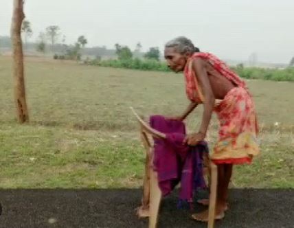 भीषण गर्मी….टूटी कुर्सी का सहारा…नंगे पैर पेंशन लेने पहुंची 70 साल की बुजुर्ग महिला