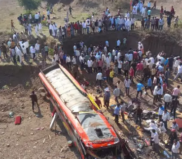 भीषण हादसाः मध्य प्रदेश के खरगोन में पुल से गिरी बस, 18 की मौत