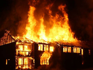 वाराणसी: गृह प्रवेश की खुशियों के बीच घर में लगी आग, 10 झुलसे