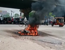 बाइक बनी आग का गोला, चालक ने कूदकर बचाई अपनी जान
