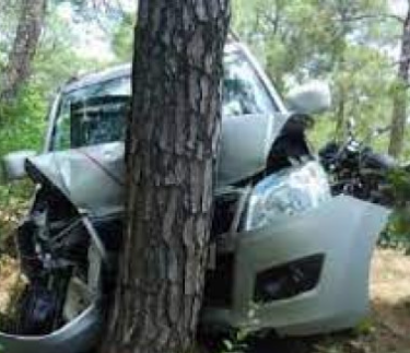 रफ्तार की मारः पेड़ से टकराकर कार सवार चार की जान गई, एक गंभीर