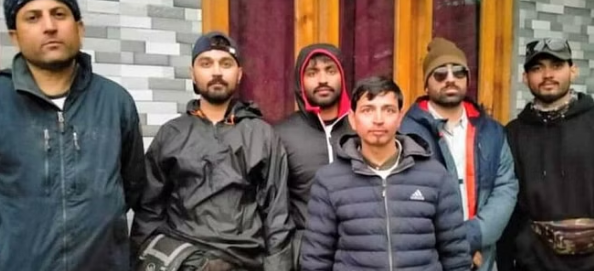 शिमला में बर्फबारी के बीच फंसे दिल्ली निवासी पांच सैलानी, सभी को बचाया