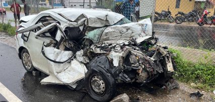 फिरोजाबादः डिवाइडर तोड़ते हुए सफारी से टकराई कार, चार की मौत, छह घायल