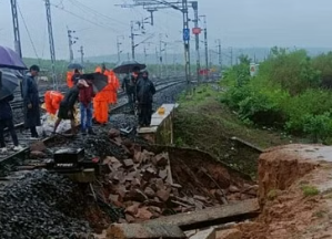 मध्यप्रदेशः कटनी में बारिश का कहर, दमोह-कटनी स्टेशन के बीच रेलवे ट्रैक की मिट्टी कटी, कई ट्रेनें प्रभावित
