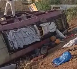 मध्य प्रदेशः ट्रक का टायर फटने से टकराई छात्र-छात्राओं से भरी बस, दो की मौत
