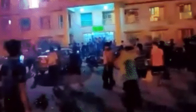 नोएडाः विश्वविद्यालय कैंपस में बवाल, छात्रों और सुरक्षा गार्डों में भिड़ंत, चले लाठी-डंडे, 20 घायल, 33 हिरासत में