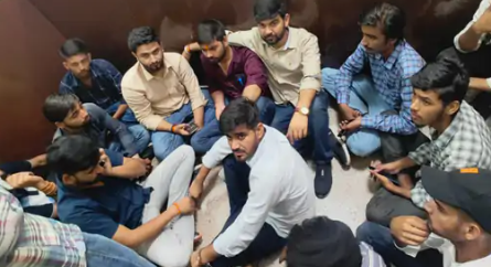राजस्थान यूनिवर्सिटी में छात्रों के दो गुट भिड़े, गाड़ियों में की तोड़फोड़