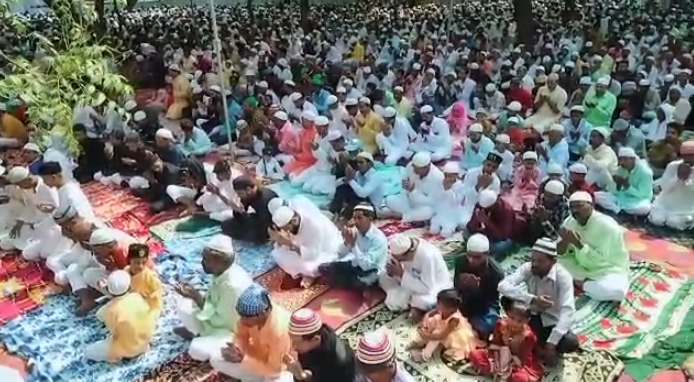 ईद उल अजहा : देश में अमन और शांति की दुआ में उठें हजारों हाथ, गले मिलकर दी एक दूसरे को बधाई