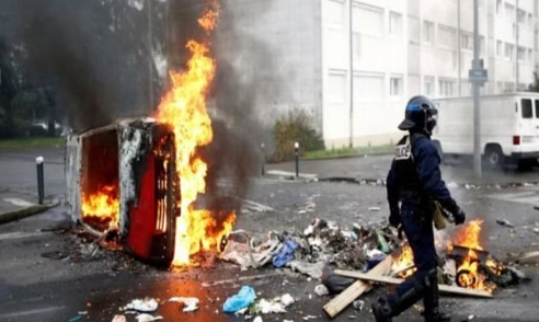 फ्रांसः हिंसा में जान-माल का भारी नुकसान, कई गिरफ्तार, पेरिस के मेयर के घर पर भी हमला