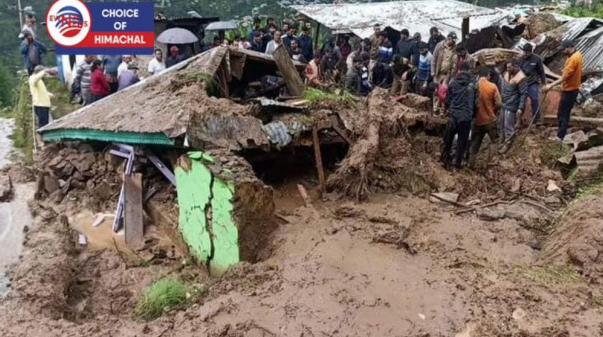 हिमाचल में कुदरत की मारः कई शहरों में घर ढहे, गाड़ियां पानी में बहीं, बारिश और लैंडस्लाइड के चलते लोगों का जीवन मुश्किल में