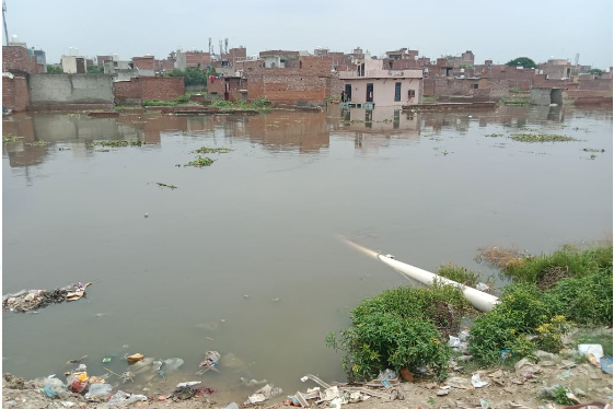 नोएडाः हिंडन नदी में बाढ़ से घरों में घुसा पानी, सामान लेकर सुरक्षित जगहों पर जा रहे लोग