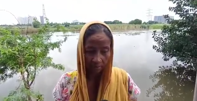 हिंडन नदी में बाढ़ से मकान गिरने का खतरा, रातभर जागकर कर रहें घर की रखवाली