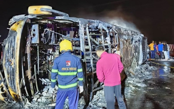 महाराष्ट्र में बड़ा हादसाः डिवाइडर से टकराकर बस में लगी आग, 25 यात्रियों की झुलसकर मौत