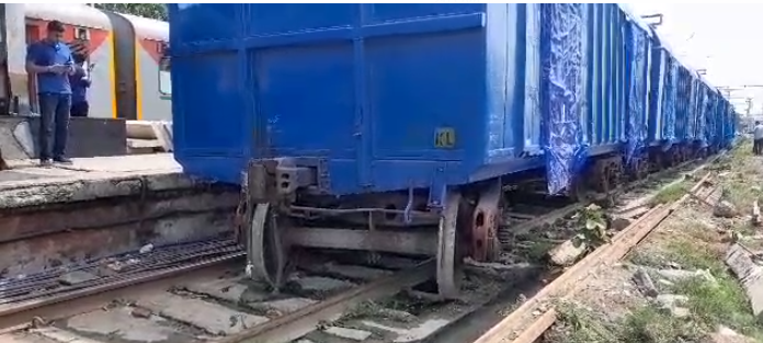 वाराणसीः वाराणसी स्टेशन पर सीमेंट लदी मालगाड़ी के सात डिब्बे पटरी से उतरे, जहां-तहां रोकी गईं ट्रेनें