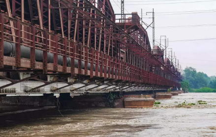 बाढ़ का असरः यमुना का पानी बढ़ने से दिल्ली की यातायात व्यवस्था चरमराई, कई रास्ते किए गए बंद, जानकारी लेकर ही निकलें घरों से