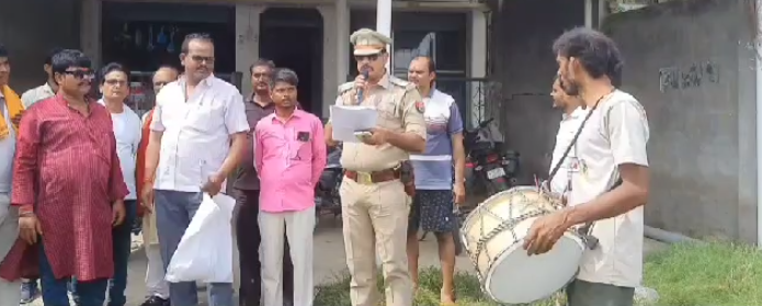 भदोहीः पुलिस ने बैंड-बाजे के साथ गिरधारी प्रसाद पाठक को किया जिला बदर