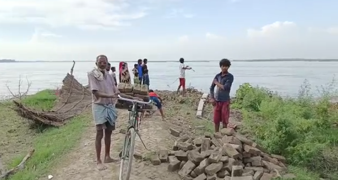 लखीमपुर खीरीः बाढ़ में सरकारी स्कूल, मंदिर शारदा नदी में समाए, ग्रामीणों में दहशत, घर छोड़कर जा रहें लोग