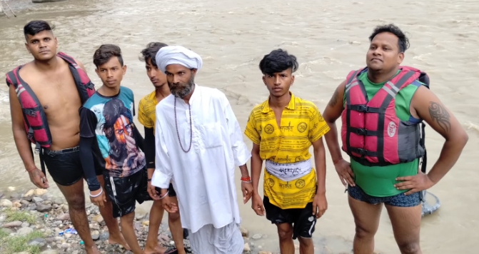 उत्तराखंडः गंगा में डूबते 4 कांवड़ियों को जल पुलिस ने बचाया  
