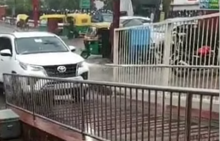 हनकः ट्रेन पकड़ने को मंत्री ने रेलवे स्टेशन के अंदर घुसा दी कार  
