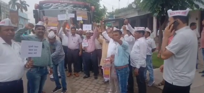 यूपीः पुरानी पेंशन बहाली को लेकर शामली के शिक्षकों ने दिल्ली में किया धरना-प्रदर्शन