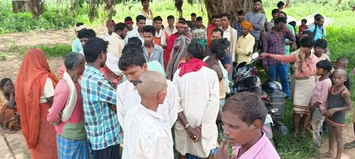 सोनभद्र में ग्रामीणों ने वन विभाग की चौकी घेर किया पथराव, रेंजर व दरोगा घायल