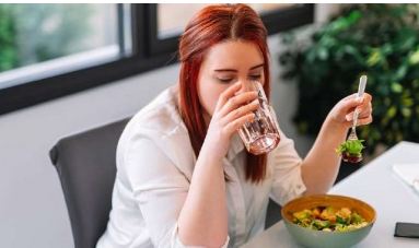 खाना खाने के बाद पानी पीना कितना सही?