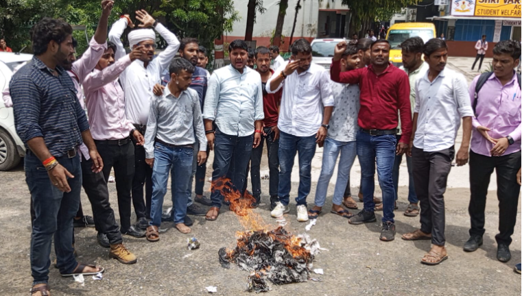 यूपीः अलीगढ़ में छात्रों ने वाइस चांसलर का फूंका पुतला, पुलिस से हुई नोकझोंक, जानिए किस बात पर छात्र हैं आक्रोशित  