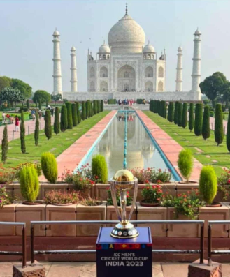 क्रिकेट प्रेमियों में उत्साहः आगरा में वर्ल्ड कप- 2023 की ट्रॉफी के साथ फोटो लेने की मची होड़