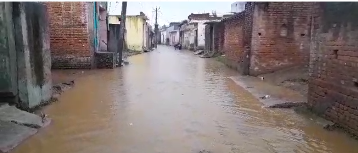 यूपीः बिजनौर में आबादी क्षेत्र में घुसा पानी, जीवन-यापन का संकट, स्कूलों में छुट्टी