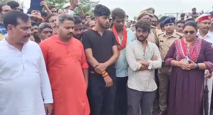 यूपीः सीतापुर में रोडवेज बस ने कांवरिए को कुचला, मौत, साथियों का फूटा गुस्सा, किया सड़क जाम