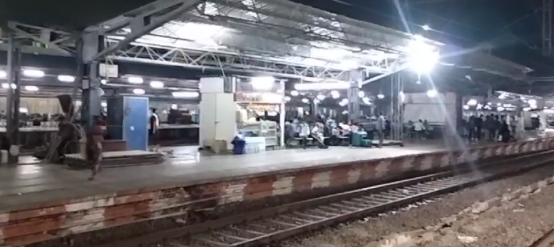 अलीगढ़ स्टेशन पर छात्र की ट्रेन की चपेट में आने से मौत, उतरते समय हुआ हादसा