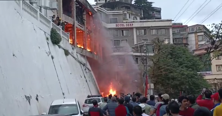 उत्तराखंडः मसूरी के सीड्स रिंक होटल में लगी भीषण आग, लाखों का नुकसान