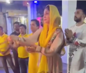 आगरा पहुंचीं अभिनेत्री शिल्पा शेट्टी, पति राज कुंद्रा के साथ मंदिर में की पूजा-अर्चना