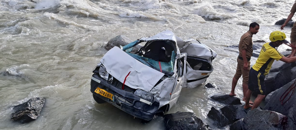 उत्तराखंडः भागीरथी नदी में गिरी कार, तीन की मौत, तीन गंभीर