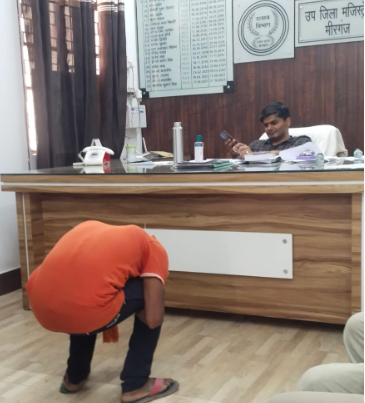 यूपीः मंडनपुर के ग्रामीण फरियाद लेकर पहुंचे तो SDM ने बना दिया मुर्गा  