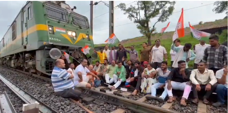 छत्तीसगढ़ः कोटा और दुर्ग स्टेशन पर रेल लाइनों पर बैठकर कांग्रेसी नेताओं ने किया प्रदर्शन, मालगाड़ी व ट्रेन को रोका