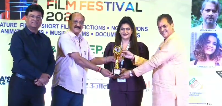उत्तराखंडः इंटरनेशनल फिल्म फेस्टिवल में फिल्मी सितारों को किया गया सम्मानित