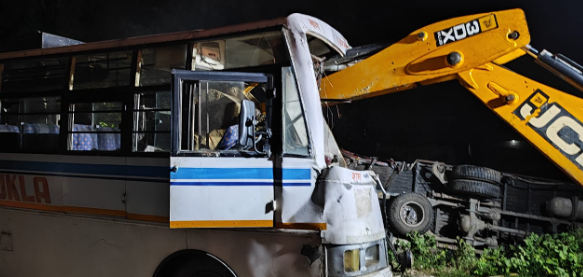 बाराबंकीः सड़क किनारे खड़ी डीसीएम में बस ने मारी टक्कर, दो की मौत
