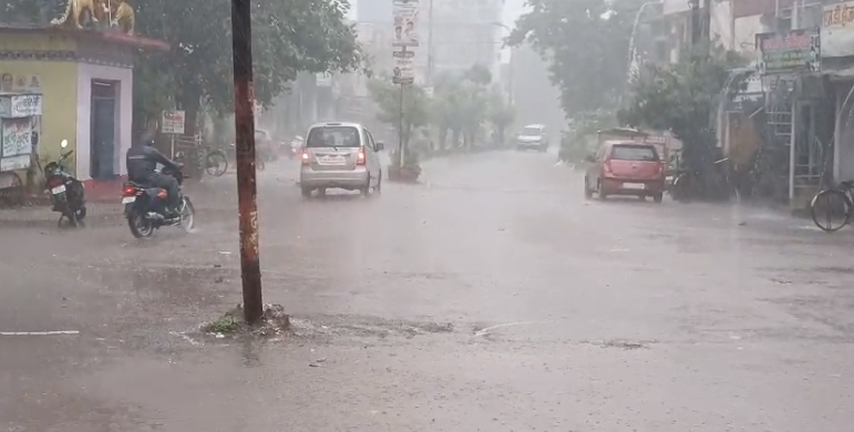 छत्तीसगढ़ः बारिश ने खोली निगम व्यवस्था की पोल, श्रीराम चौक खुर्सीपार में लोगों के घरों में भरा पानी,  सड़कें और नाली लबालब