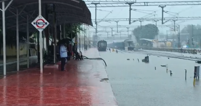 मुरादाबादः रेलवे स्टेशन का ट्रैक पानी में डूबा