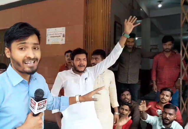 वाराणसीः महात्मा गांधी काशी विद्यापीठ के छात्रों ने किया प्रदर्शन, मुख्य द्वार पर जड़ा ताला