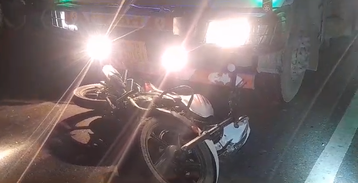 यूपीः संभल में डंपर ने बाइक को रौंदा, दो की मौत, एक गंभीर