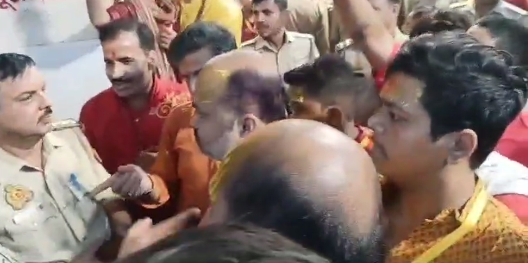 Police and Panda clash in Maa Vindhyavasini Dham