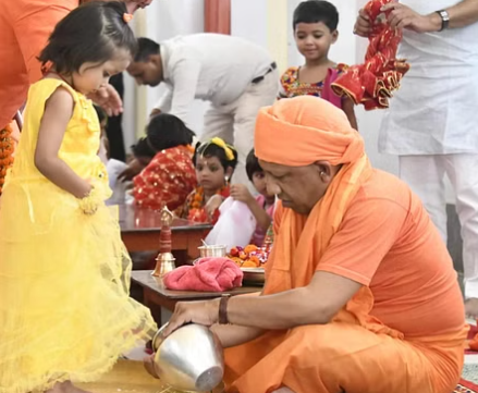 यूपीः गोरखपुर में सीएम योगी ने कुंवारी कन्याओं का पूजन कर पखारे पांव, मां सिद्धिदात्री की पूजा कर सुख-समृद्धि की कामना