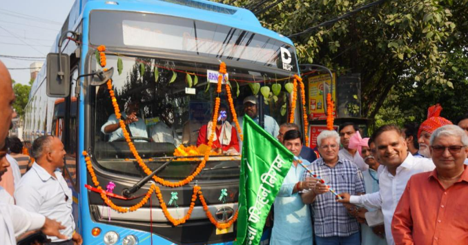 परिवहन मंत्री ने नए बस रूट 990सी का किया शुभारंभ, इलेक्ट्रिक बसों को हरी झंडी दिखाकर किया रवाना