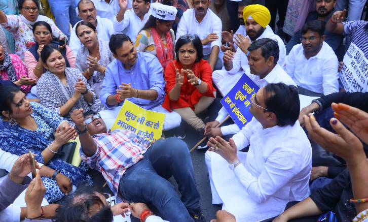 सांसद संजय सिंह की गिरफ्तारी के खिलाफ ‘आप’ का जोरदार प्रदर्शन, पुलिस ने किया लाठीचार्ज