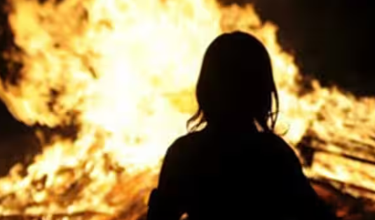 यूपीः कासगंज में महिला ने आग लगाकर की खुदकुशी का प्रयास